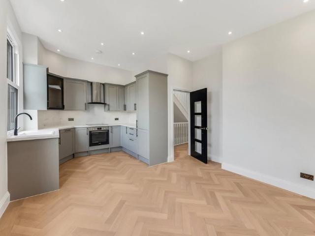 Flat for sale in Queen's Park, Greater London