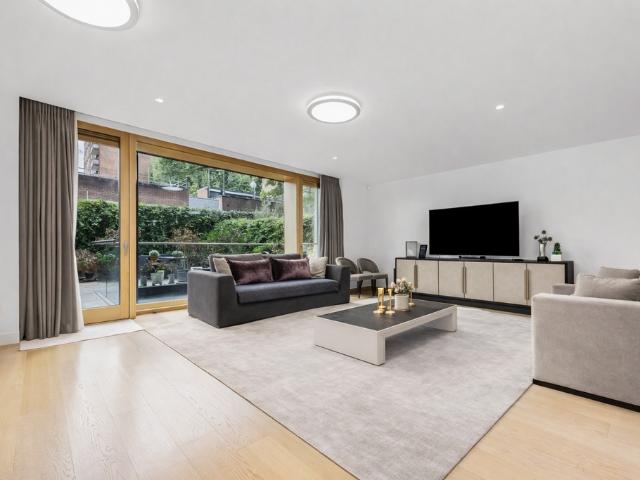Flat for sale in Kensington, Greater London