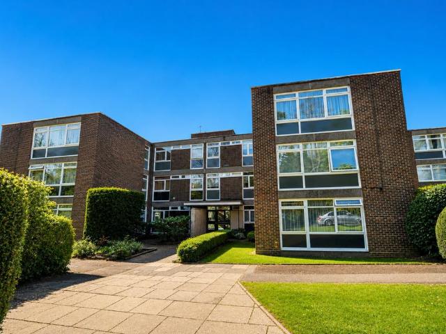 Flat for sale in Little Stanmore, Greater London