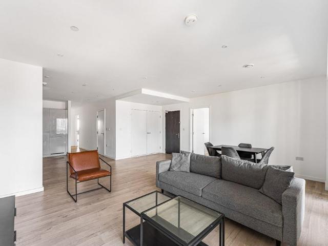 Flat for sale in Canning Town, Greater London