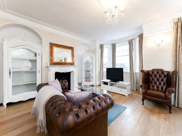 Flat for sale in Kilburn, Greater London