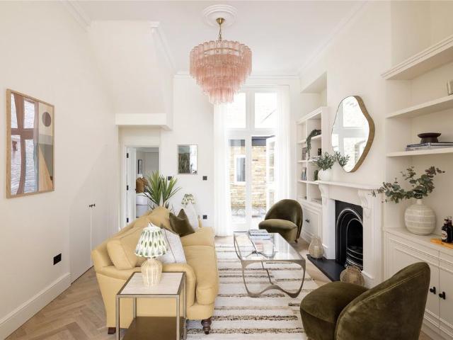 Flat for sale in North Kensington, Greater London