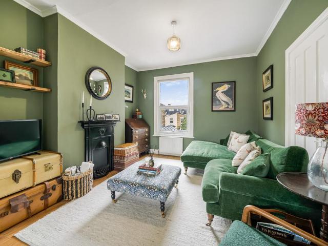 Flat for sale in Nunhead, Greater London