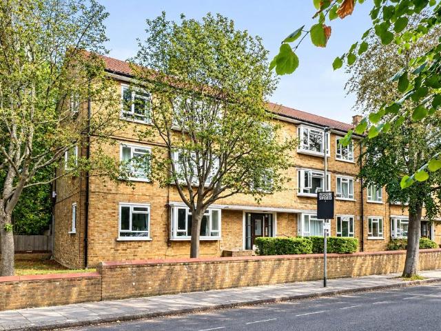 Flat for sale in London Borough of Wandsworth, Greater London