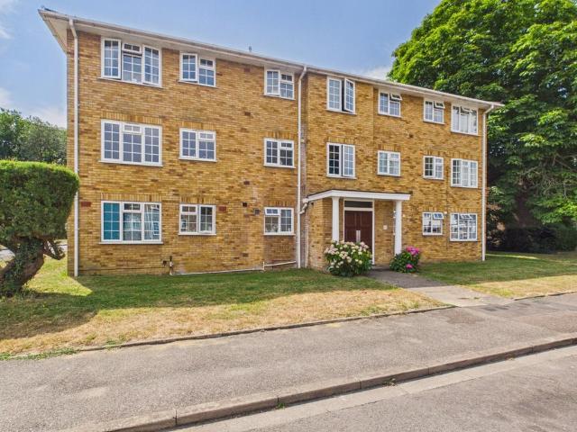 Flat for sale in Birch Green, Lower Halliford