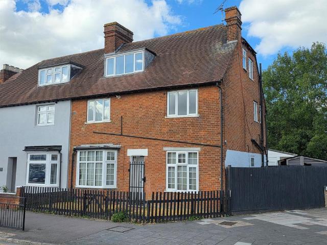 Flat for sale in Aylesbury, Buckinghamshire