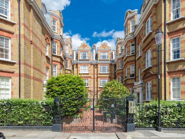 Flat for sale in Kensington, Greater London