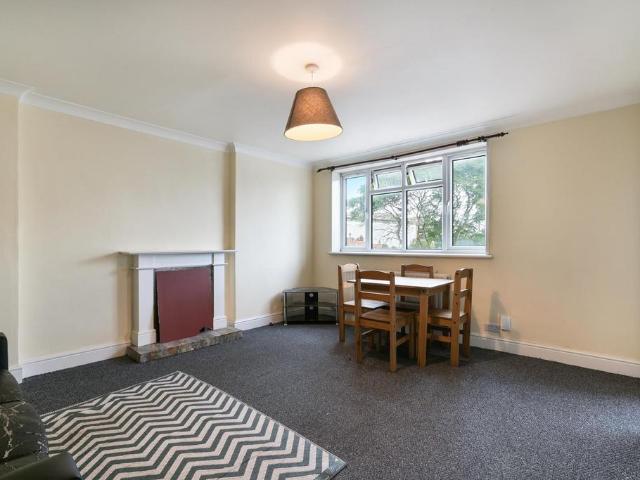Flat for sale in London Borough of Hounslow, Greater London