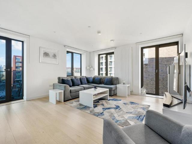 Flat for sale in Silvertown, Greater London