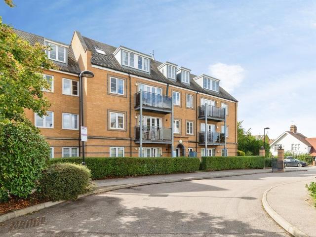 Flat for sale in Hertford, Colliers End