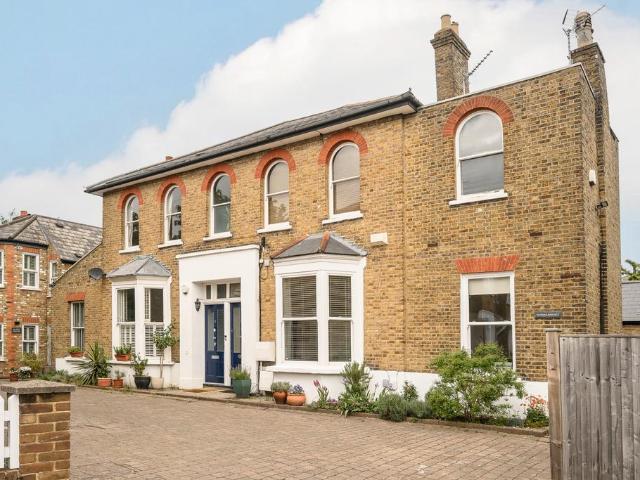 Flat for sale in London Borough of Merton, South Wimbledon