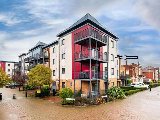 Flat for sale in Chingford, Greater London