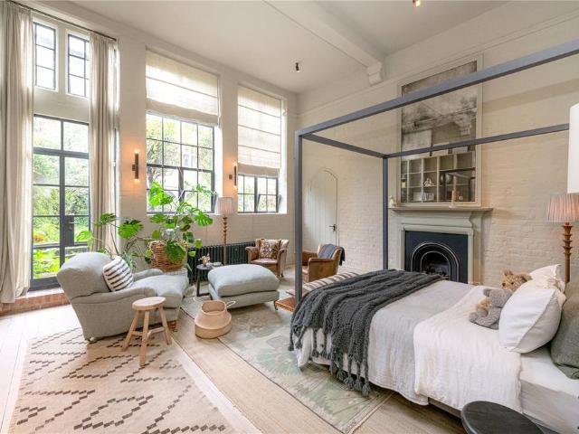 Flat for sale in Vauxhall, Greater London