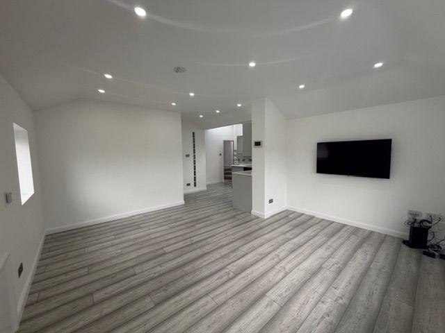 Flat for sale in Bush Hill Park, Greater London