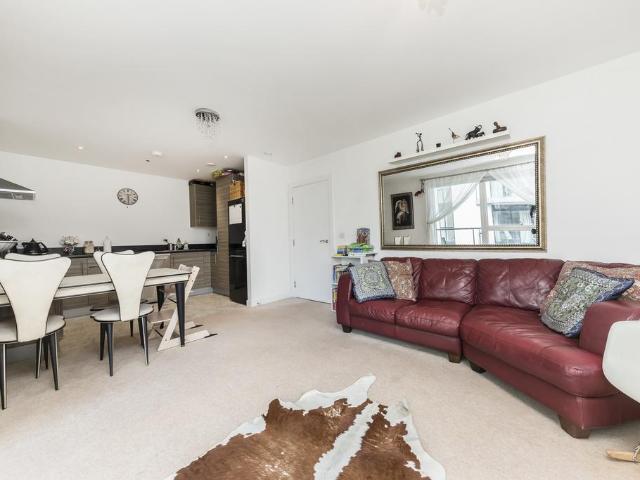 Flat for sale in London Borough of Hounslow, Greater London