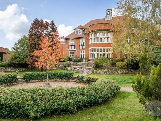 Flat for sale in Heatherside, Heol-las