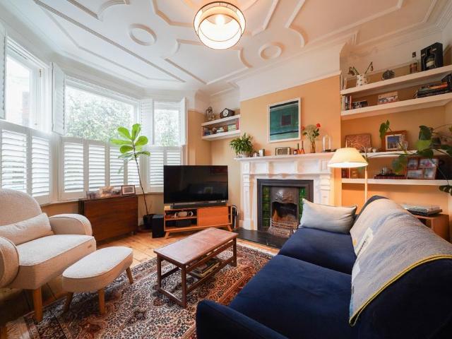 Flat for sale in Willesden Green, Greater London