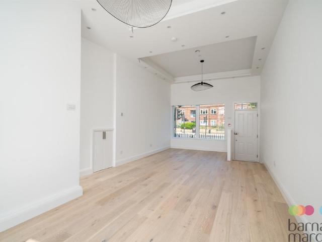 Flat for sale in Shepherd's Bush, Greater London