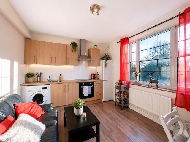 Flat for sale in Clapham, Greater London