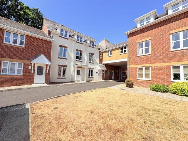 Flat for sale in Fareham, Hampshire
