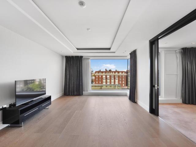 Flat for sale in Kensington, Greater London