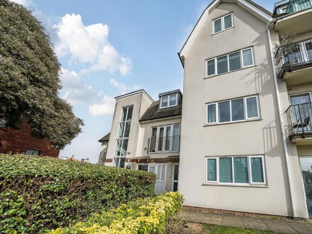 Flat for sale in Longlands, Greater London