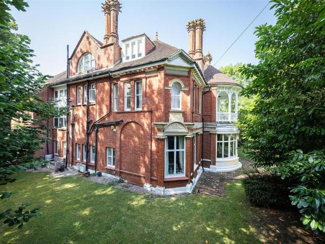 Flat for sale in London Borough of Croydon, Kenley