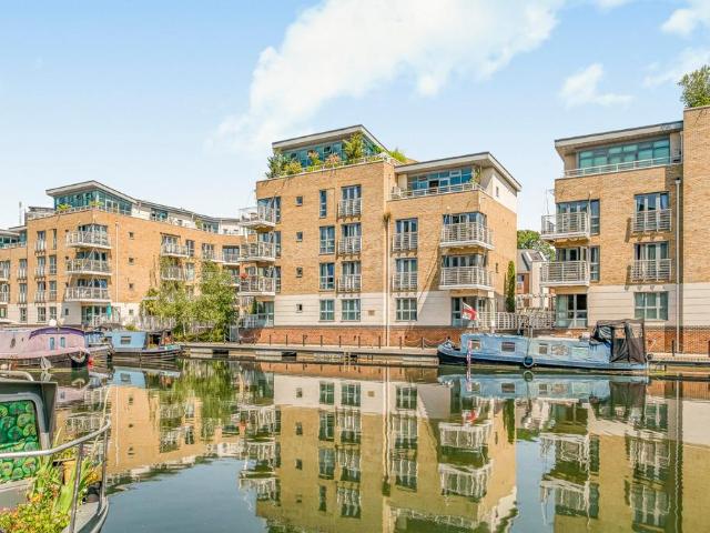 Flat for sale in London Borough of Hounslow, Greater London
