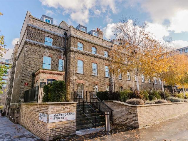 Flat for sale in Glyndon, Greater London