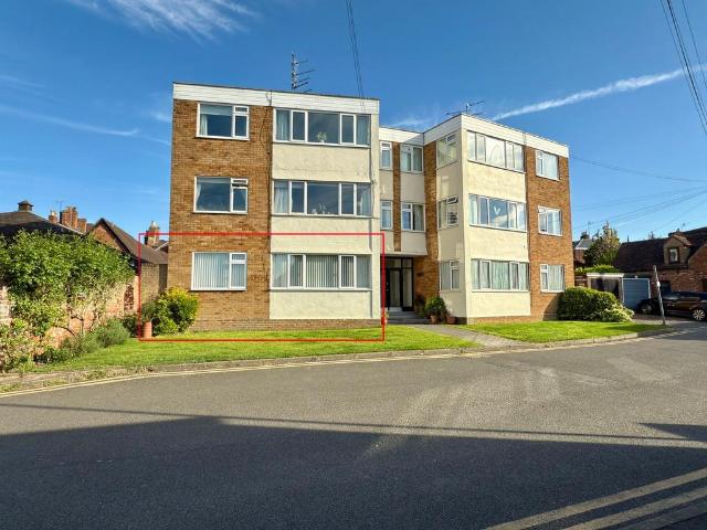 Flat for sale in Tewkesbury, Pamington