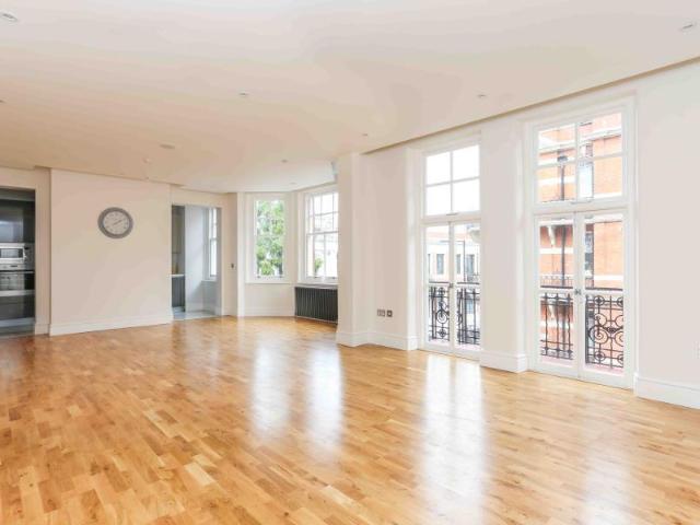 Flat for sale in London Borough of Hammersmith and Fulham, Greater London