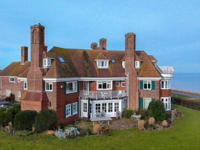 Flat for sale in Worth, Ash