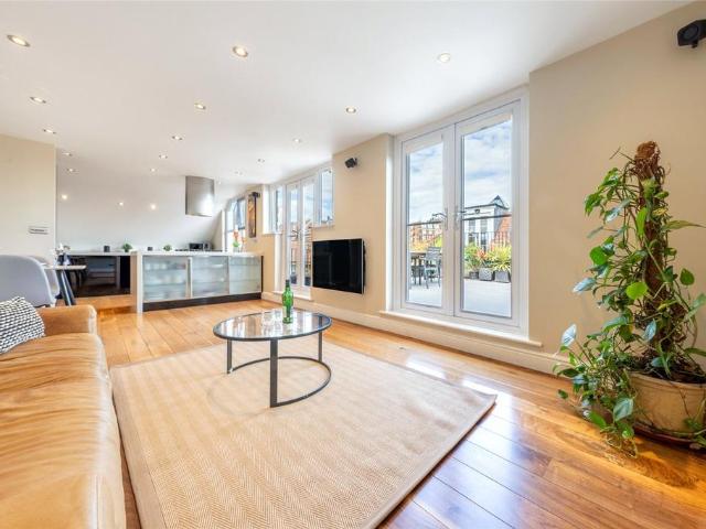 Flat for sale in West Hampstead, Greater London