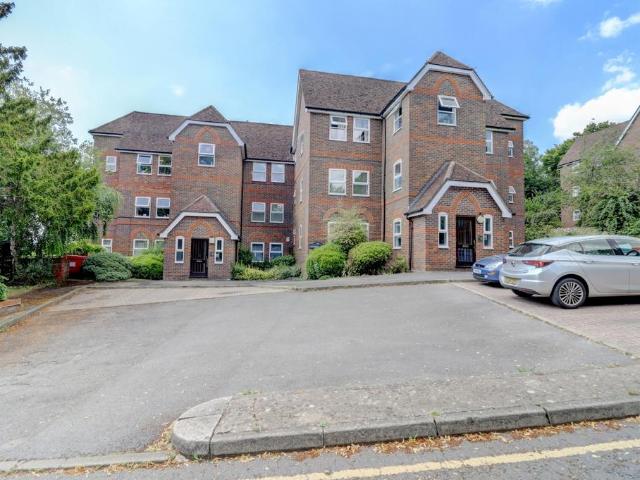 Flat for sale in Totteridge, Cressex