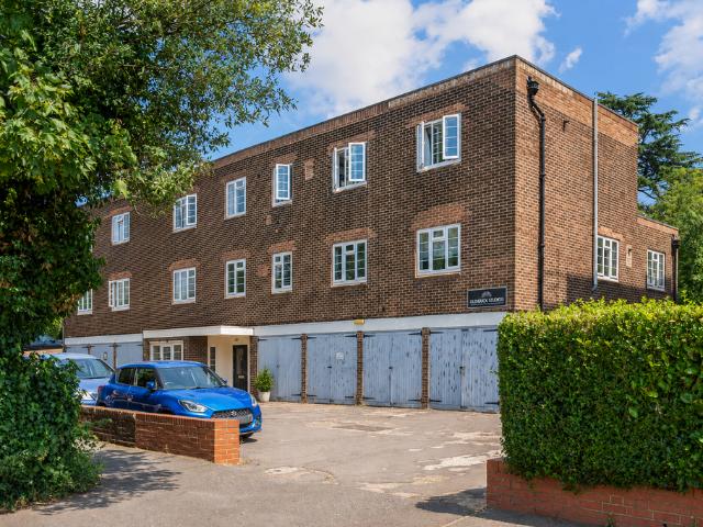 Flat for sale in Surbiton, Greater London