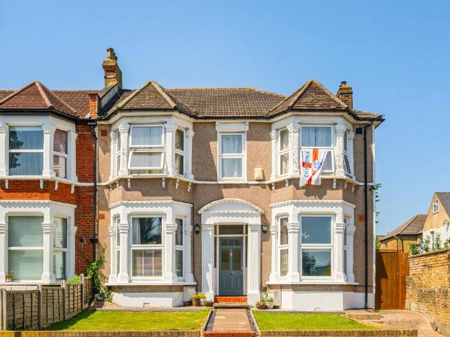 Flat for sale in London Borough of Lewisham, Greater London