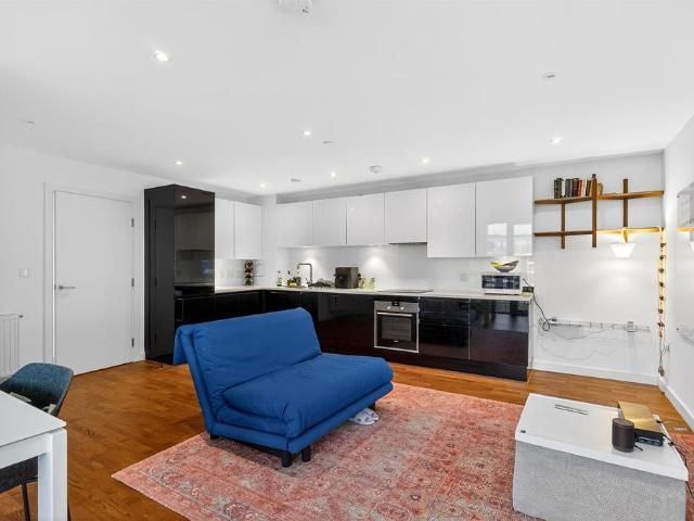 Flat for sale in Canning Town, Greater London