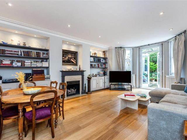 Flat for sale in Earl's Court, Greater London