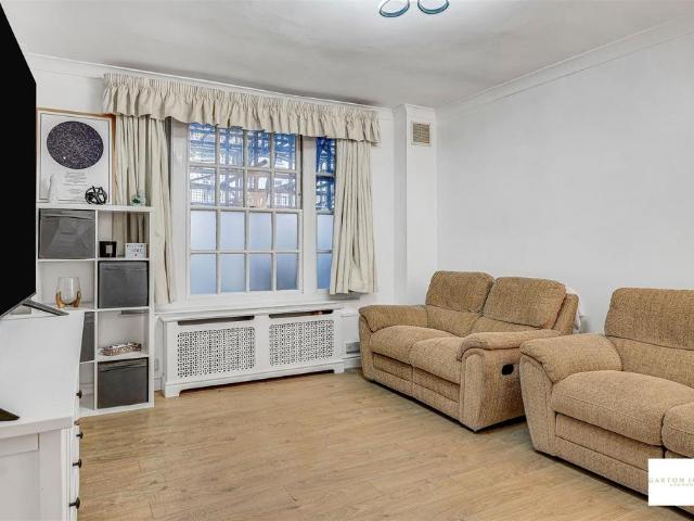 Flat for sale in Pimlico, Greater London