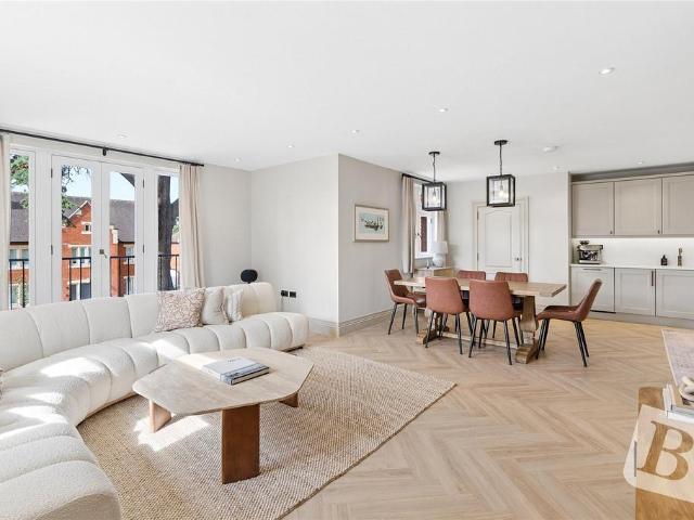 Flat for sale in Upminster, Greater London