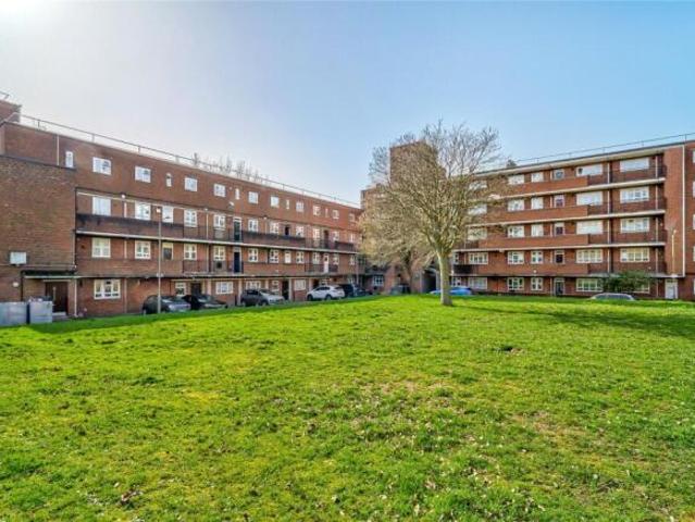 Apartment for sale in Furzedown, Greater London