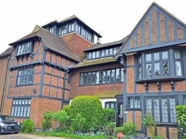 House for sale in Heol-las, Surrey