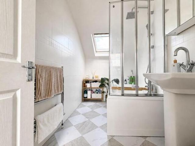 Apartment for sale in Plashet, Greater London