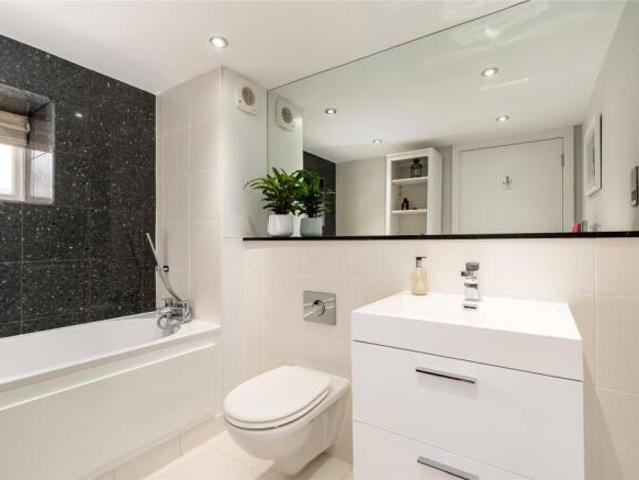 Apartment for sale in Five Acres, Hertfordshire