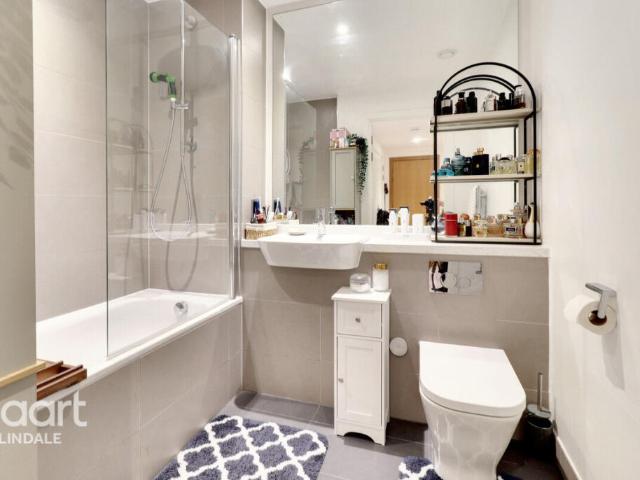 Apartment for sale in London Borough of Lewisham, Cat Hill