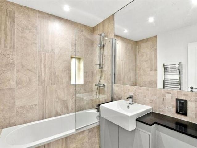 Apartment for sale in Furzedown, Greater London