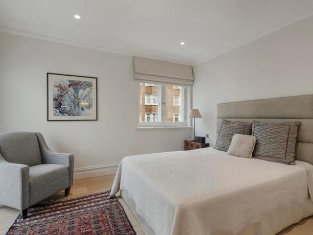 Apartment for sale in Knightsbridge, Greater London