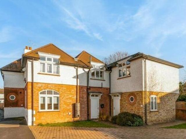 House for sale in Woodcote, Epsom