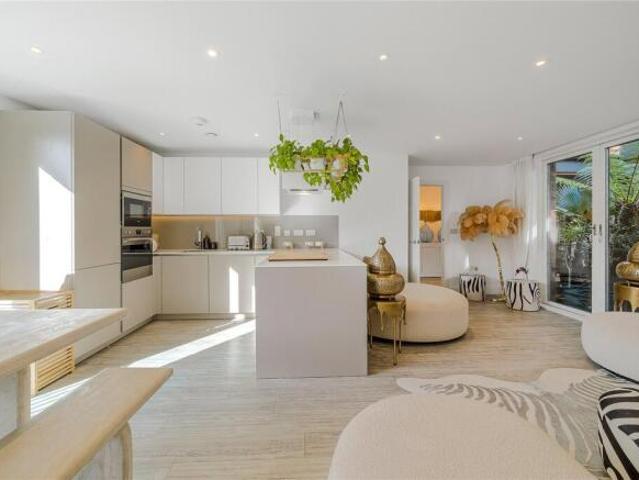 Apartment for sale in Cat Hill, England