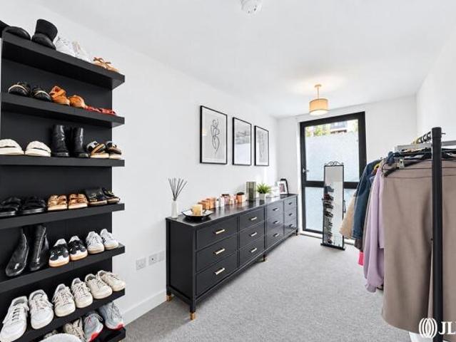 Apartment for sale in Cat Hill, England